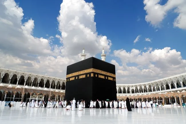 Ka'bah di kota mekkah saat langit cerah